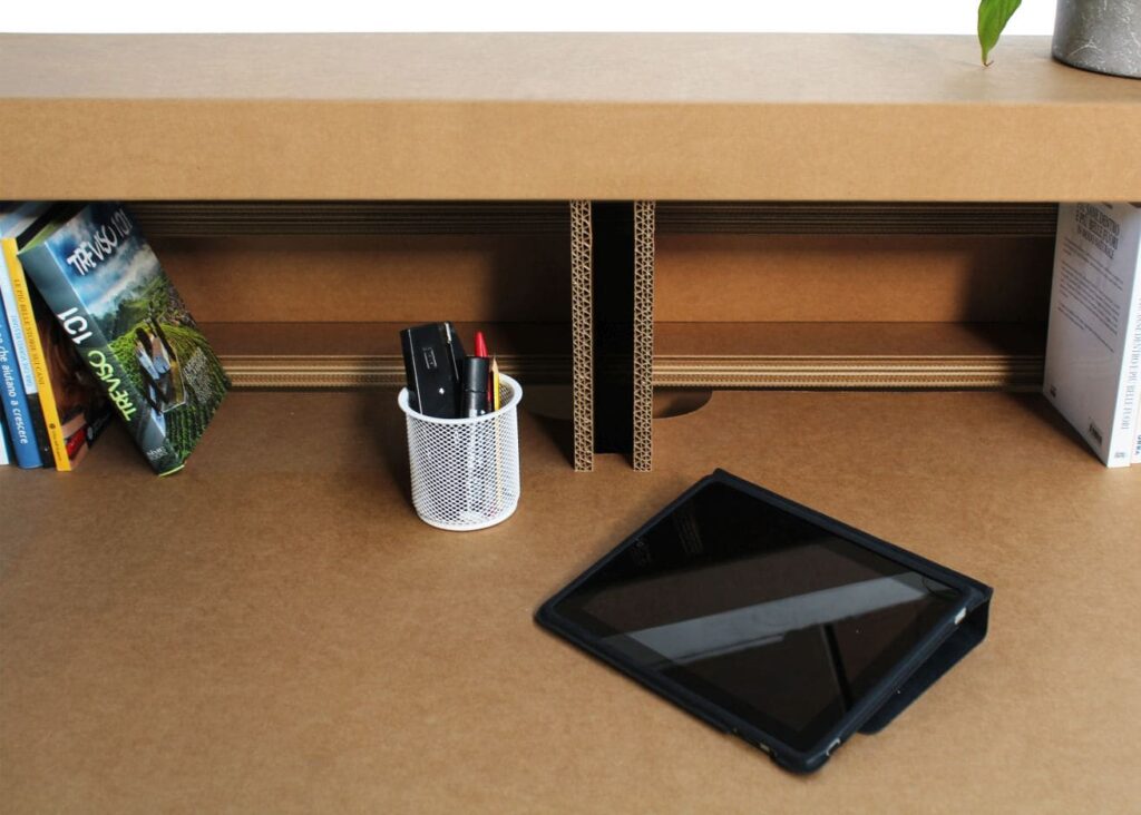 Banque d'accueil en carton pour stands événementiels et scénographie professionnelle, avec plateau cartonné et compartiments intégrés pour organisation des supports publicitaires et accessoires sur stands commerciaux ou salons professionnels - Le Meuble en Carton une marque du groupe Natur Design