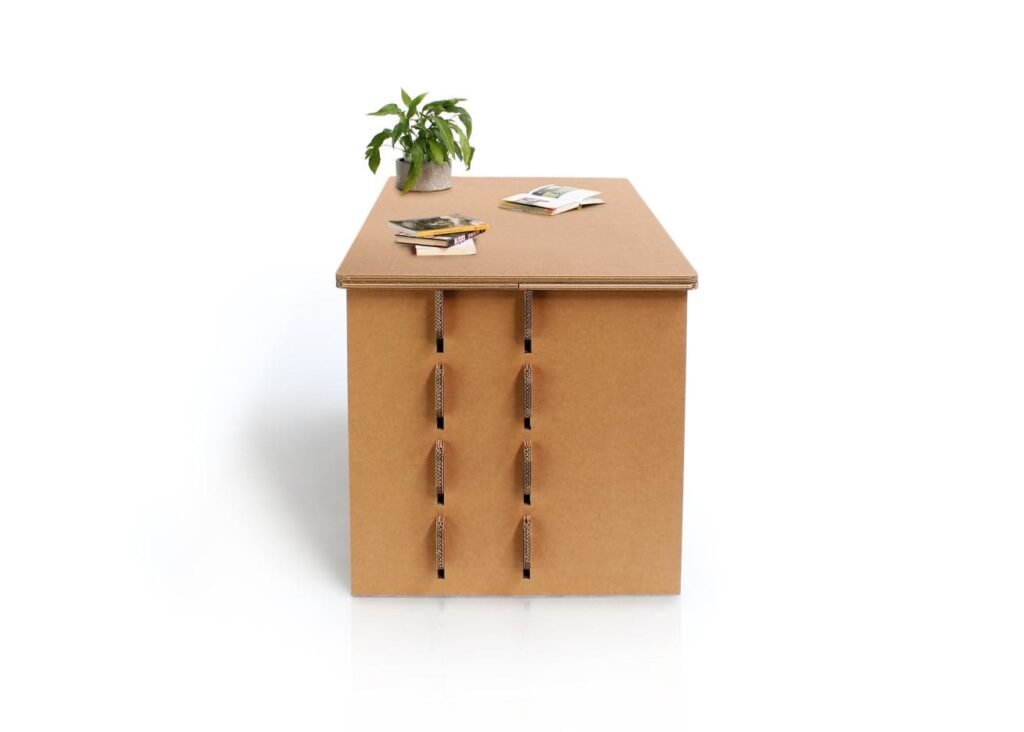 Bureau en carton écologique avec plateau plat, poignées métalliques et tiroirs suspendus pour aménagement d'espaces professionnels ou salles de pause, idéal pour bureaux modulables et espaces collaboratifs durables - Le Meuble en Carton une marque du groupe Natur Design