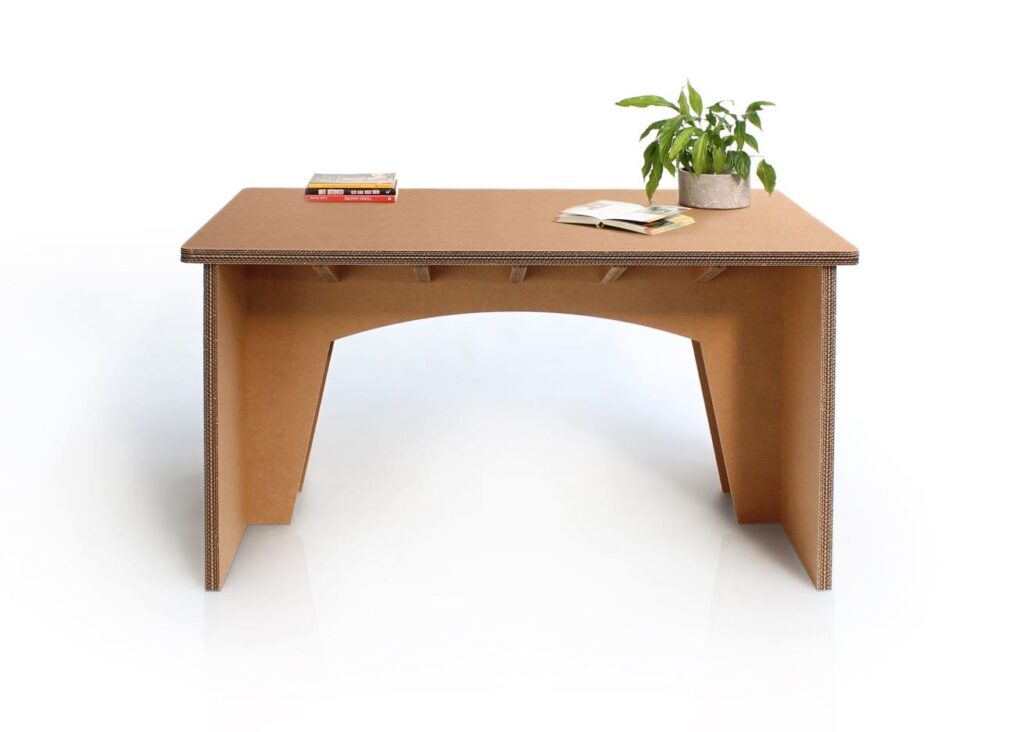 Bureau en carton écologique pour espaces professionnels, idéal pour les bureaux d'entreprise ou les salles de pause, avec plateau solide en carton recyclé et pieds ergonomiques en structure cartonnée - Le Meuble en Carton une marque du groupe Natur Design