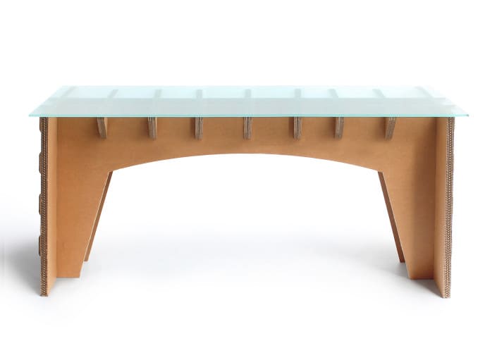 Bureau en carton écologique avec plateau transparent et structure en panneaux épais, conçu pour l’aménagement d’entreprises et les espaces de travail collaboratifs ou de pause dans des bureaux ouverts ou open space - Le Meuble en Carton une marque du groupe Natur Design
