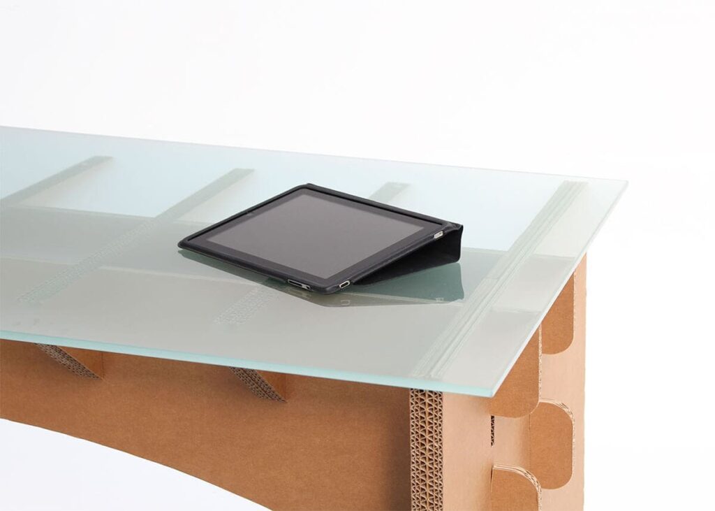 Bureau écologique en carton ATLAS avec plateau transparent perforé, idéal pour les espaces professionnels et les salles de pause. Montage modulable et design moderne pour un aménagement durable des bureaux ou open space - Le Meuble en Carton une marque du groupe Natur Design