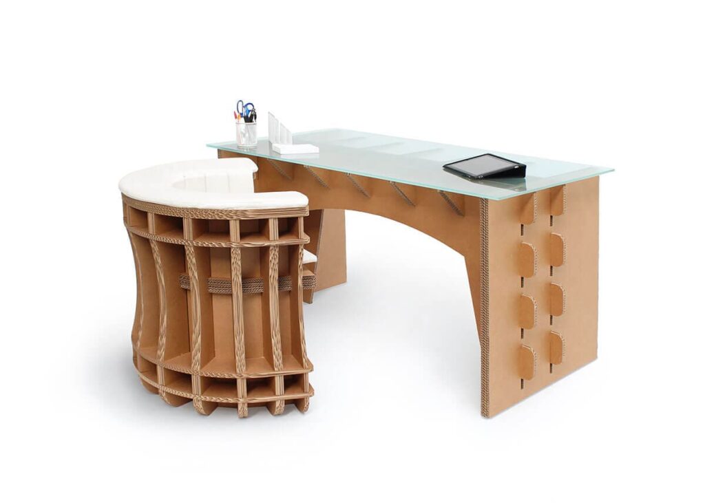 Bureau en carton écologique pour aménagement d'entreprise ou salle de pause, avec plateau transparent en verre et rangement mural intégré en panneaux cartonnés, idéal pour espaces professionnels durables et modulables - Le Meuble en Carton une marque du groupe Natur Design