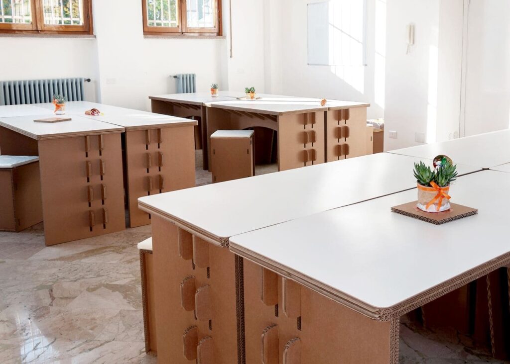 Bureaux modulaires en carton écologique avec plateaux blancs, intégration dans un espace d'aménagements professionnels pour entreprises et salles de pause, design épuré et fonctionnel - Le Meuble en Carton une marque du groupe Natur Design