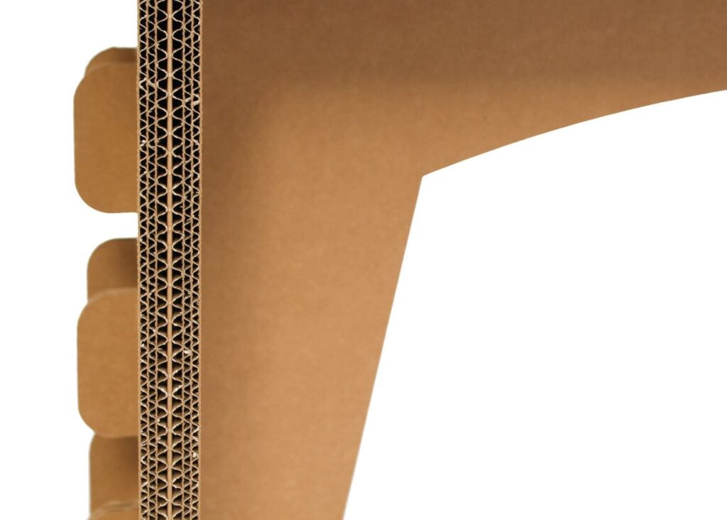 Détail d'une charnière métallique intégrée à une structure en carton pour bureau ATLAS, idéale pour l'aménagement professionnel et les espaces de travail en entreprise ou salles de pause - Le Meuble en Carton une marque du groupe Natur Design