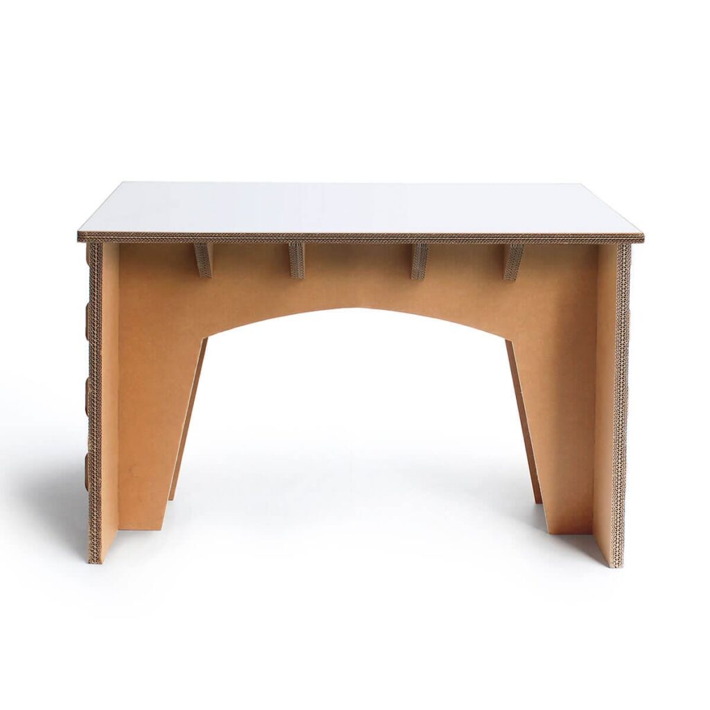 Bureau en carton écologique avec plateau plat intégré, designed pour l’aménagement d’espaces professionnels comme les bureaux ou les salles de pause, offrant une solution durable et modulable pour les entreprises modernes - Le Meuble en Carton une marque du groupe Natur Design