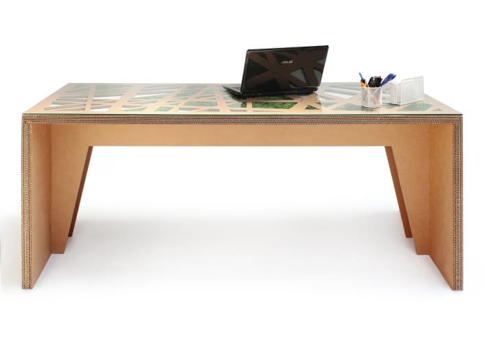 Bureau en carton écologique avec plateau imprimé, idéal pour les espaces professionnels ou les salles de pause dans l’aménagement d’entreprise. Structure solide et design épuré, parfait pour un bureau modulable et durable dans des bureaux ouverts ou open space - Le Meuble en Carton une marque du groupe Natur Design