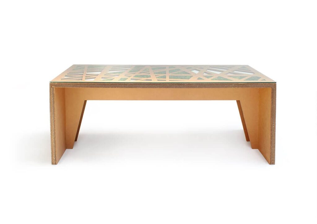 Bureau en carton design avec plateau imprimé géométrique aux tons beige et vert, idéal pour les espaces professionnels ou les salles de pause écologiques en entreprise - Le Meuble en Carton une marque du groupe Natur Design