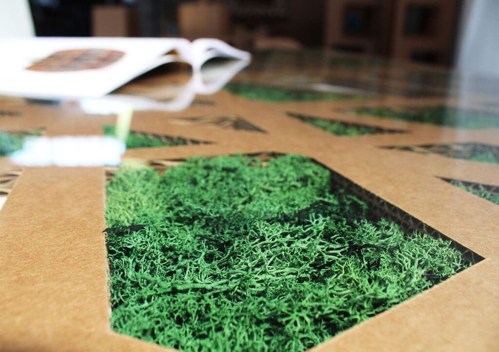 Plateau cartonné personnalisé avec impression végétale verte et motifs naturels pour bureau en carton, adapté aux espaces professionnels et salles de pause - Le Meuble en Carton une marque du groupe Natur Design