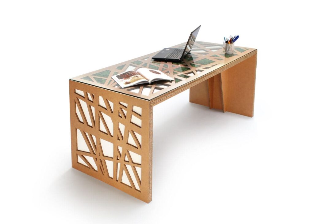 Bureau en carton écologique avec plateau décoratif à motifs géométriques, idéal pour les espaces professionnels et salles de pause. Structure renforcée en panneau cartonné, intégrant des éléments design pour un aménagement durable et moderne - Le Meuble en Carton une marque du groupe Natur Design
