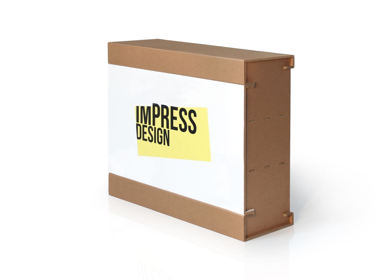 Comptoir en carton écologique pour stands événementiels et scénographie, avec plateau transparent et étiquette personnalisée 'IMPRESS DESIGN' visible sur le panneau supérieur, idéal pour salons professionnels et espaces de présentation - Le Meuble en Carton une marque du groupe Natur Design