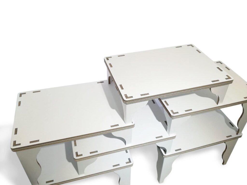 Présentoirs modulables en carton écoresponsable pour stands événementiels et scénographies professionnelles, avec plateaux et pieds structurés en carton, idéaux pour l’aménagement de salons et espaces commerciaux - Le Meuble en Carton une marque du groupe Natur Design