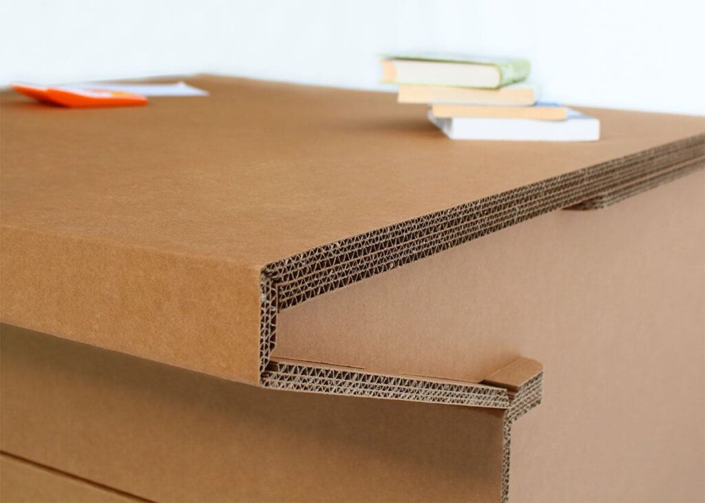 Extension PMR en carton pour banque d'accueil, structure modulable avec plateau haut et bas en panneaux cartonnés renforcés, idéale pour les espaces professionnels comme les bureaux d'accueil ou espaces administratifs - Le Meuble en Carton une marque du groupe Natur Design