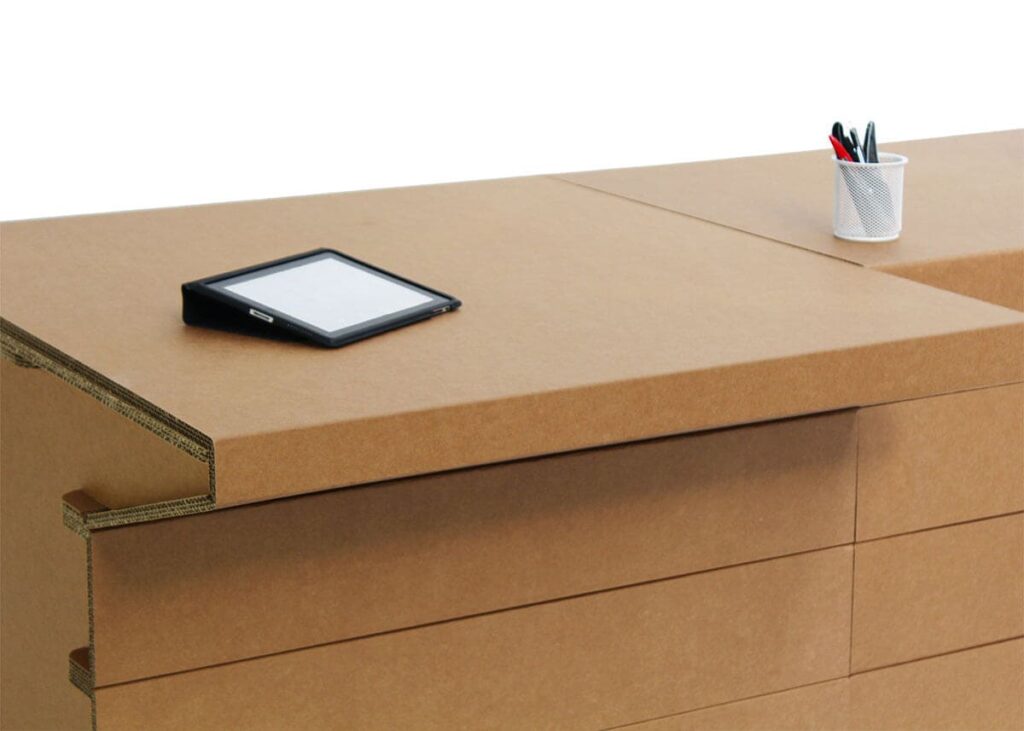 Extension PMR de comptoir en carton écologique pour points d'accueil avec plateau bas robuste et structure cartonnée, intégrale et modulable, adaptée aux espaces professionnels comme les halls d'accueil ou bureaux d'accueil - Le Meuble en Carton une marque du groupe Natur Design