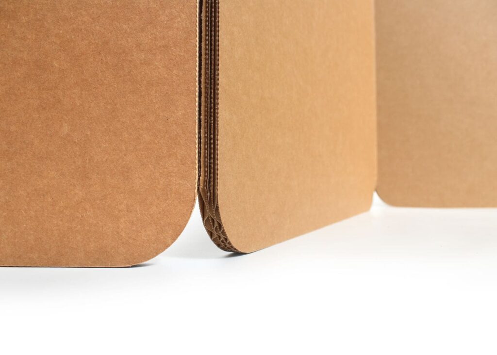 Paravent en carton écologique pour stands événementiels et espaces professionnels, avec structure solide en panneaux cartonnés pour une solution modulaire et durable en scénographie ou aménagement de salles de pause - Le Meuble en Carton une marque du groupe Natur Design