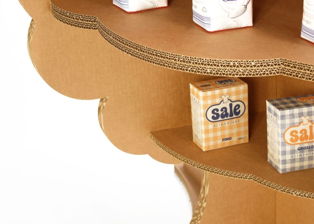 Présentoir en carton KAILA pour l’aménagement de magasins, conçu pour exposer des produits alimentaires comme les savons et détergents en caisses, idéal pour la mise en valeur visuelle des rayons commerciaux avec structure robuste et esthétique cartonnée - Le Meuble en Carton une marque du groupe Natur Design