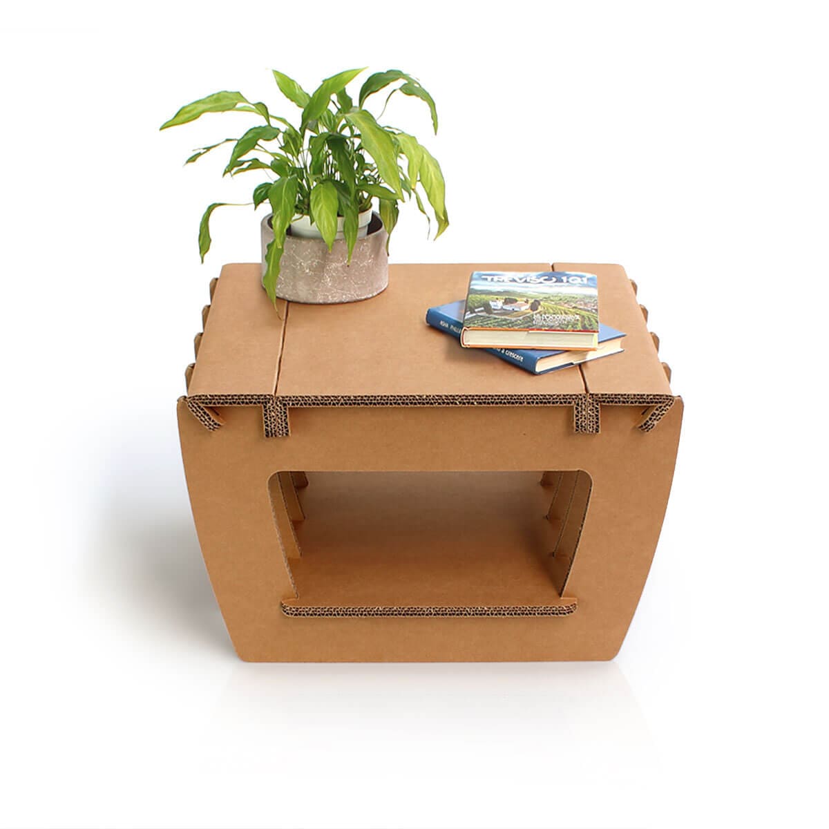 Table basse en carton écologique avec plateau central ouvert et compartiments latéraux pour rangement, idéale pour l’aménagement d’entreprises, salles de pause ou stands événementiels professionnels. Montée sur pieds métalliques visibles, intégrant des poignées pour un usage pratique et durable - Le Meuble en Carton une marque du groupe Natur Design
