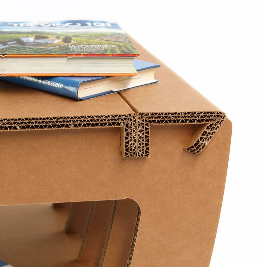 Table basse en carton écologique ALPILLES pour aménagement d'entreprises, salles de pause ou stands événementiels : structure solide en panneaux cartonnés avec plateau décoratif et pieds stabilisateurs, idéale pour supports visuels et organisation professionnelle - Le Meuble en Carton une marque du groupe Natur Design