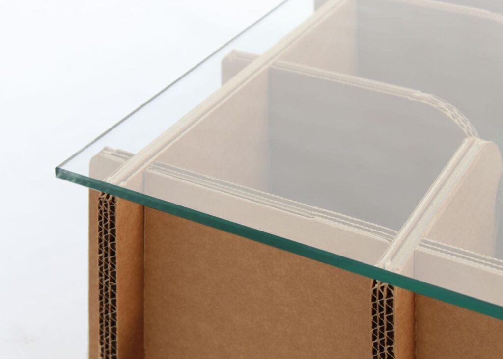 Table basse en carton écoresponsable avec plateau transparent en verre pour espaces professionnels ou salles de pause, idéale pour l’aménagement d’entreprises et open space - Le Meuble en Carton une marque du groupe Natur Design