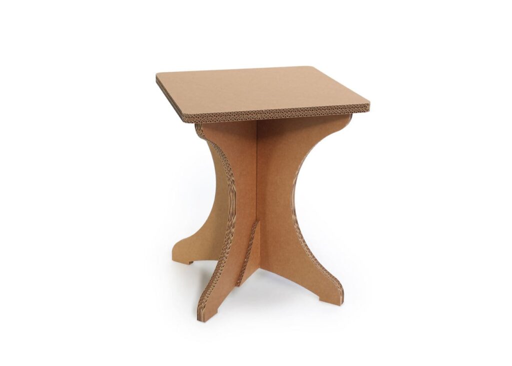 Guéridon design en carton recyclé pour espaces professionnels, idéal pour les salles de pause d'entreprises ou stands événementiels. Structure solide et esthétique avec plateau carré et pieds ergonomiques en cartonnage haut de gamme - Le Meuble en Carton une marque du groupe Natur Design