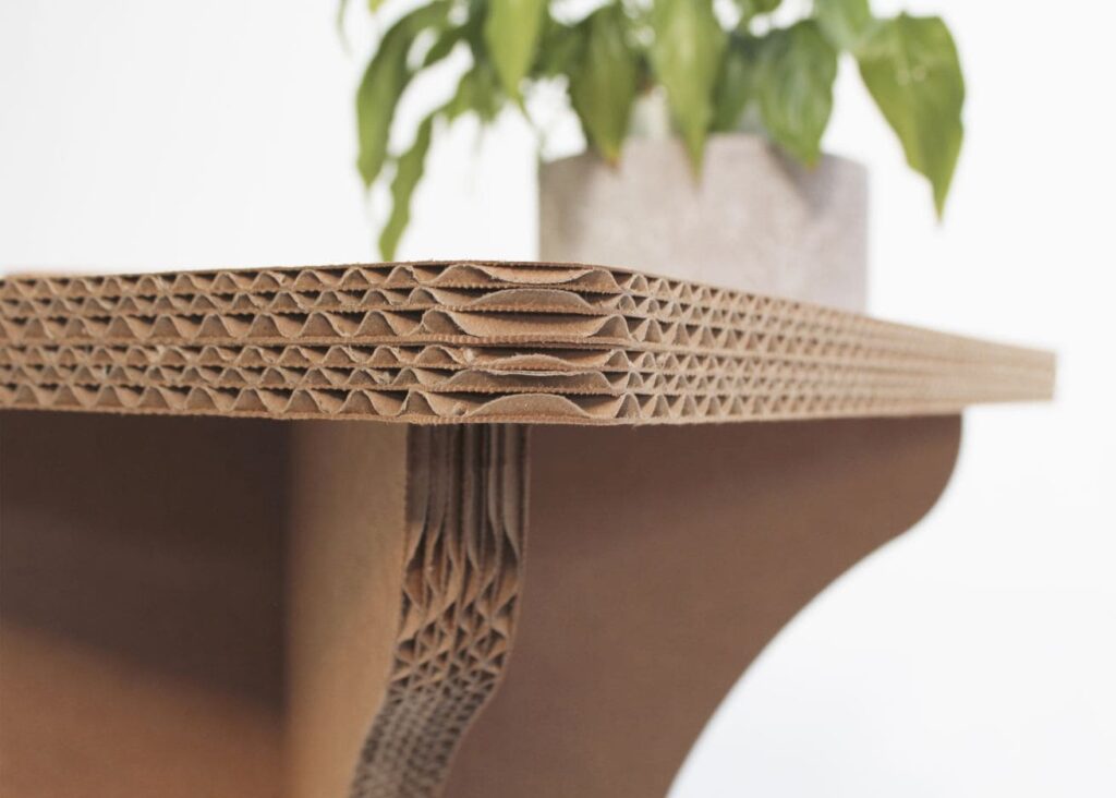Guéridon en carton écologique avec plateau structuré à motifs géométriques pour espaces professionnels et événements : idéal pour bureaux, salles de pause ou stands événementiels en scénographie - Le Meuble en Carton une marque du groupe Natur Design