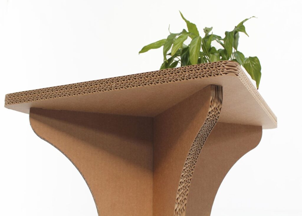 Guéridon cartonné TEBOULO avec plateau perforé et structure en carton recyclé, idéal pour l’aménagement d’entreprises ou de salles de pause. Design minimaliste et écologique adapté aux événements professionnels et scénographie - Le Meuble en Carton une marque du groupe Natur Design