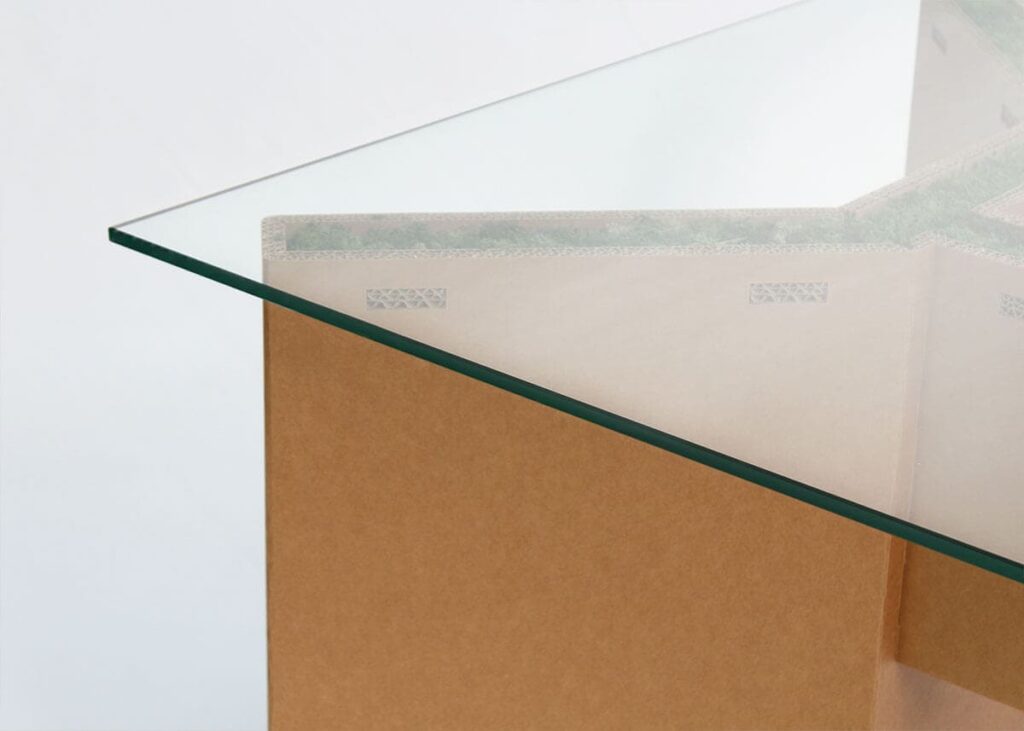 Table de réunion en carton écologique pour 14 personnes, plateau transparent avec motif décoratif discret, idéale pour les espaces professionnels et les salles de pause d'entreprise - Le Meuble en Carton une marque du groupe Natur Design