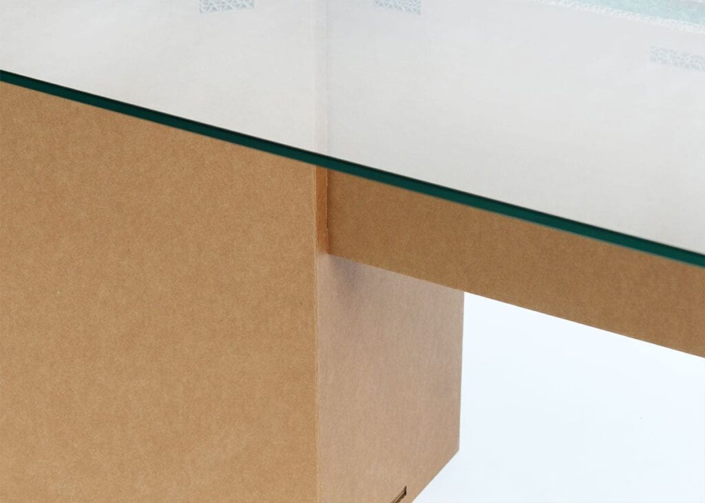 Détail d'une table de réunion en carton écologique pour 14 personnes, conçue pour les espaces professionnels comme les bureaux et salles de pause, avec structure robuste en panneaux cartonnés et finition naturelle - Le Meuble en Carton une marque du groupe Natur Design
