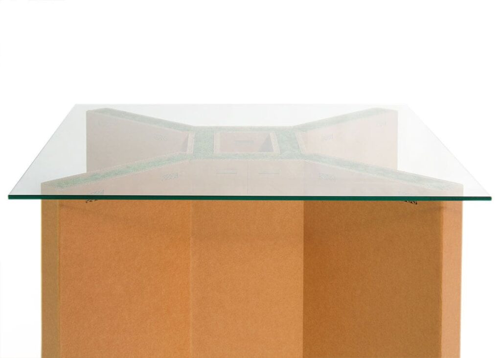 Table de réunion modulaire en carton écologique avec plateau transparent, idéale pour les espaces professionnels et les réunions d'entreprise dans des bureaux ou salles de pause. Structure solide et personnalisable avec logo imprimé sur le panneau supérieur - Le Meuble en Carton une marque du groupe Natur Design