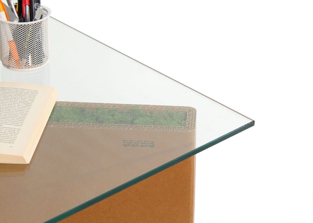 Table de réunion en carton écologique pour 4 personnes, plateau transparent avec impression végétale, intégrée dans l’aménagement des entreprises et salles de pause - Le Meuble en Carton une marque du groupe Natur Design