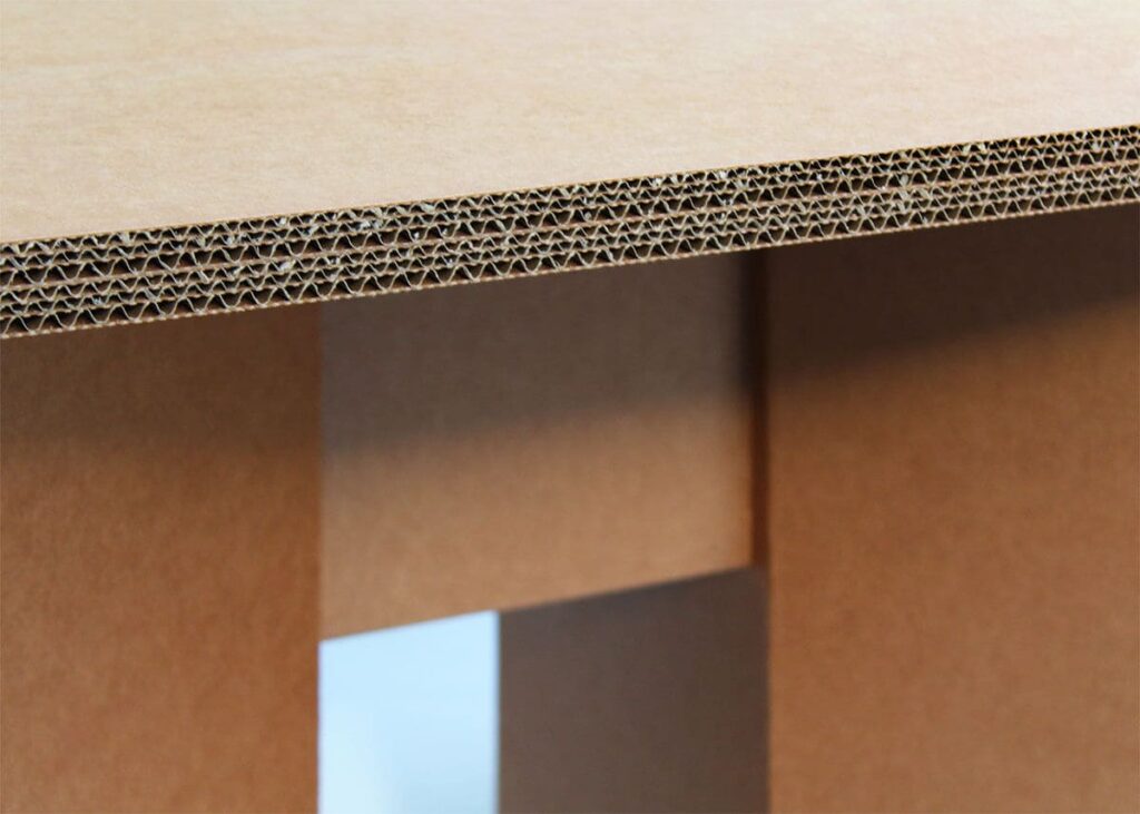 Détail du plateau en carton recyclé avec structure en panneaux cartonnés pour table de réunion professionnelle, idéale pour les espaces collaboratifs et salles de pause d'entreprises - Le Meuble en Carton une marque du groupe Natur Design