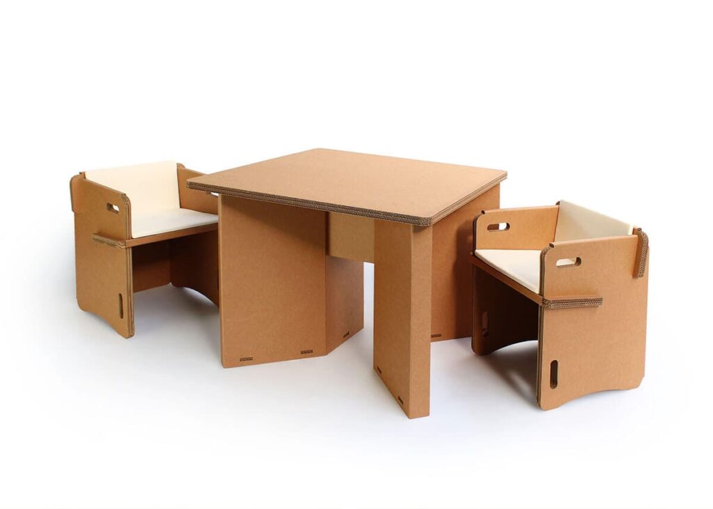 Table de réunion modulable en carton recyclé pour 4 personnes, idéale pour les espaces professionnels comme les bureaux ou les salles de pause, avec chaises intégrées et pieds stabilisés pour une utilisation durable et ergonomique - Le Meuble en Carton une marque du groupe Natur Design