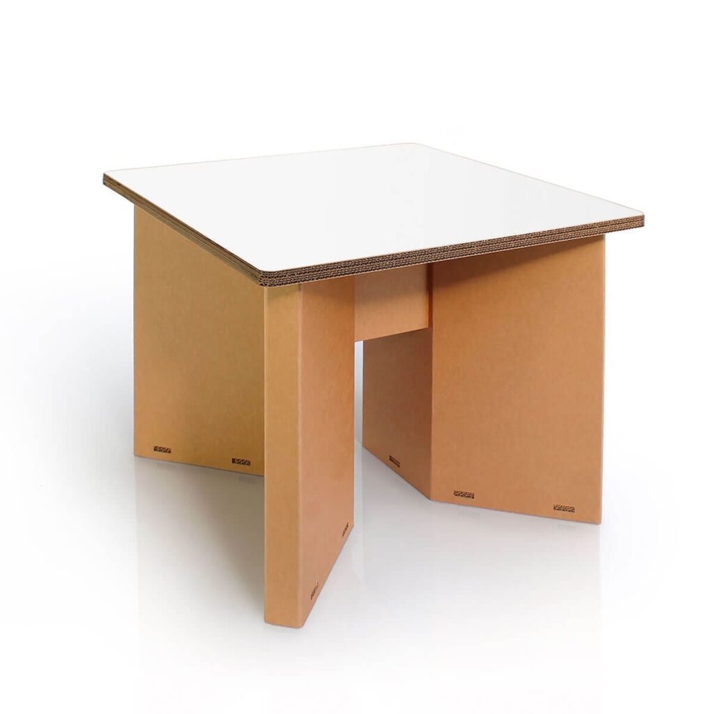 Table de réunion en carton écologique pour 4 personnes, plateau plat et stabilisé, idéale pour les espaces professionnels comme les bureaux ouverts ou les salles de pause - Le Meuble en Carton une marque du groupe Natur Design