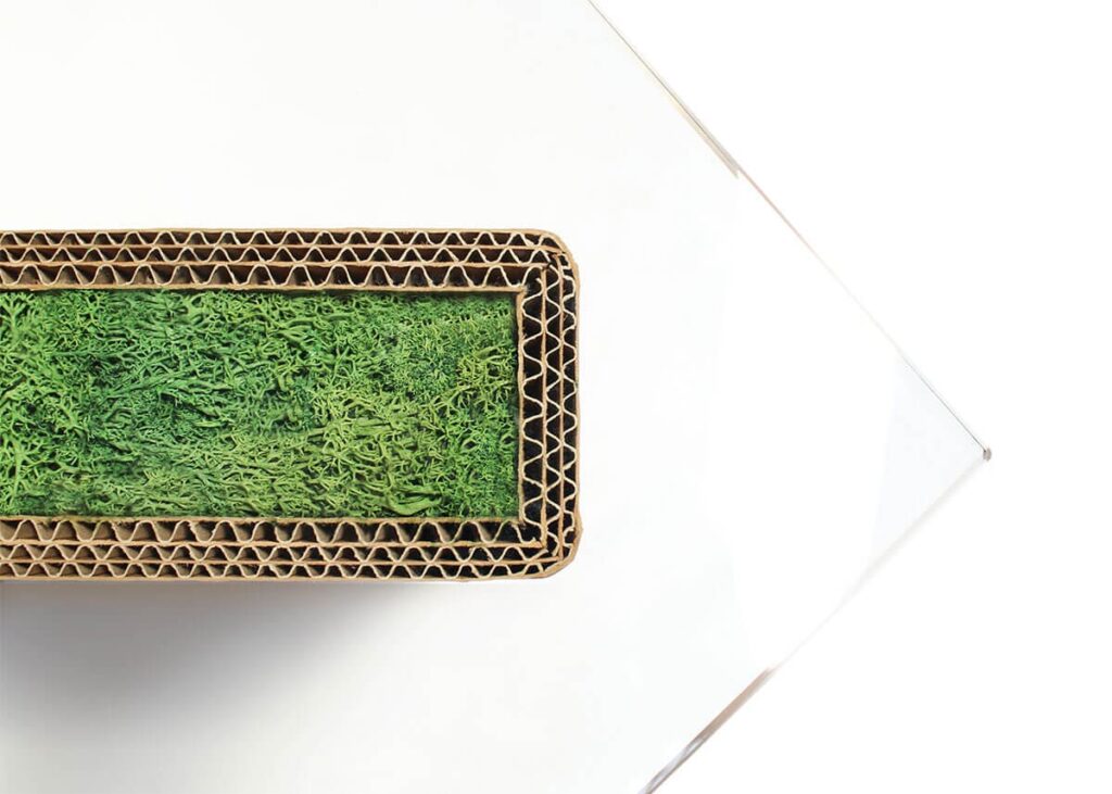 Table de réunion en carton écologique avec plateau végétalisé, idéale pour les espaces professionnels et les salles de pause dans les entreprises. Structure solide en panneaux cartonnés renforcés et surface amovible en mousse verte pour un confort optimal lors des réunions collaboratives - Le Meuble en Carton une marque du groupe Natur Design