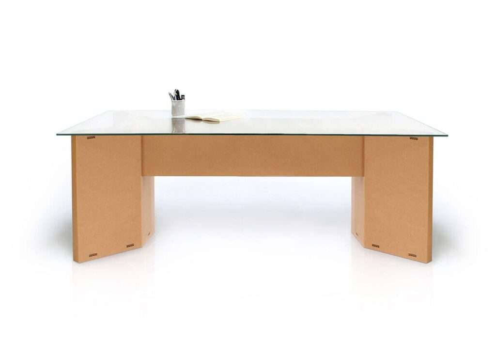 Table de réunion cartonnée conçue pour accueillir 6 ou 8 personnes, idéale en aménagement d'entreprise et dans les salles de pause. Structure en panneaux de carton épais avec plateau transparent en verre recyclé, renforcée par des pieds stabilisateurs. Design moderne et fonctionnel pour faciliter les réunions collaboratives et les espaces de travail dynamiques - Le Meuble en Carton une marque du groupe Natur Design