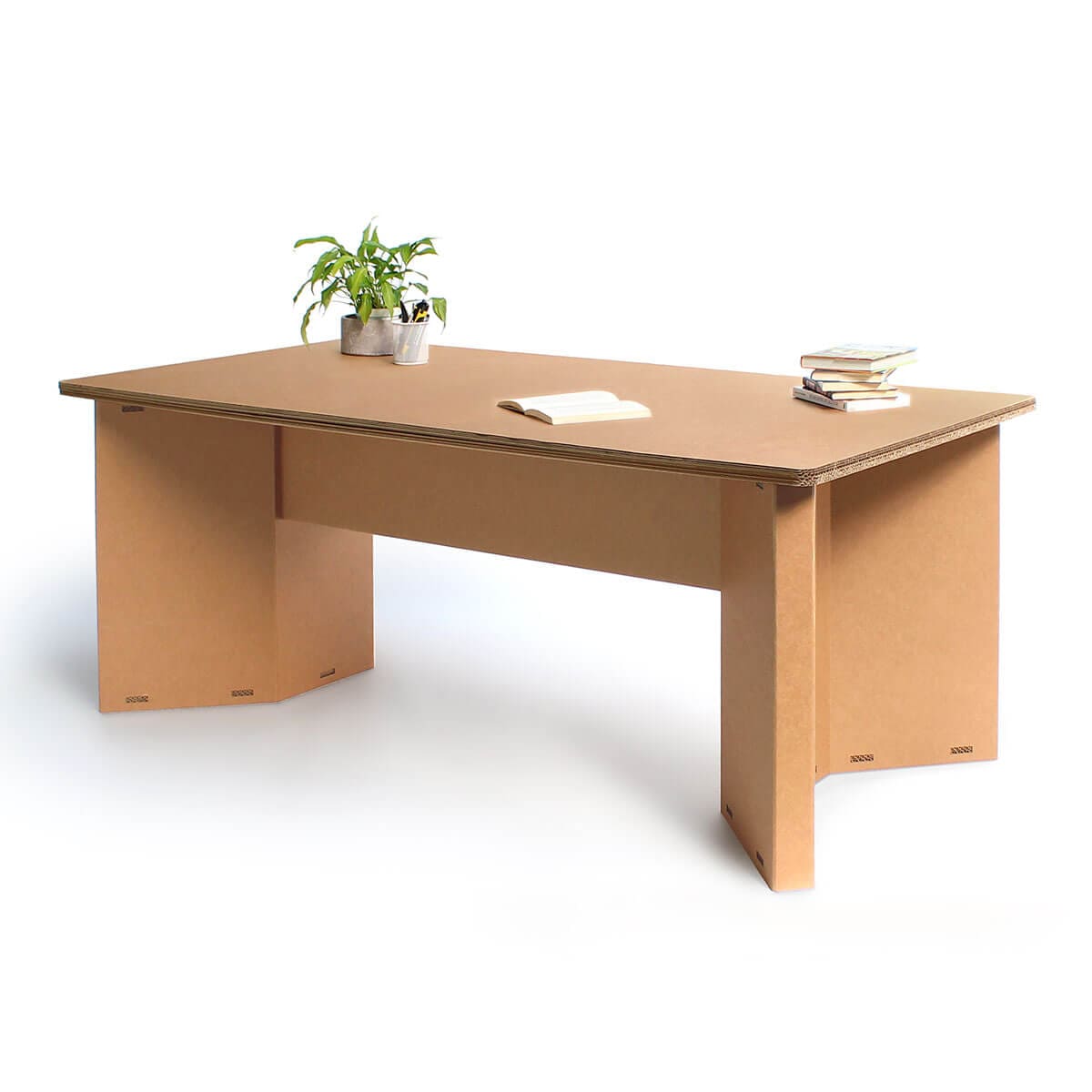 Table de réunion modulaire en carton recyclé pour 6 ou 8 personnes, idéale pour les espaces professionnels comme les bureaux et salles de pause. Structure solide composée d'un plateau plat et de pieds stabilisés, conçue pour un aménagement durable et écologique des locaux d'entreprise - Le Meuble en Carton une marque du groupe Natur Design