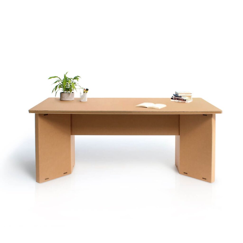 Table de réunion en carton écologique pour 6 ou 8 personnes, plateau plat et solide, idéale pour les espaces professionnels comme les bureaux et salles de pause. Montage rapide sur pieds stabilisés, design épuré et fonctionnel pour optimiser l'organisation des réunions collaboratives - Le Meuble en Carton une marque du groupe Natur Design