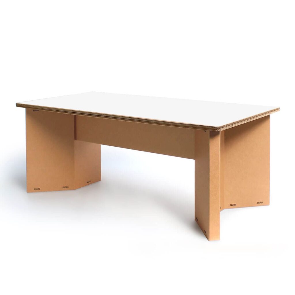 Table de réunion en carton écologique conçue pour 6 ou 8 personnes, idéale pour les espaces professionnels comme les bureaux et salles de pause. Structure solide composée d'un plateau cartonné renforcé et de pieds stabilisés, parfaite pour des réunions collaboratives ou des pauses conviviales dans un environnement durable et professionnel - Le Meuble en Carton une marque du groupe Natur Design