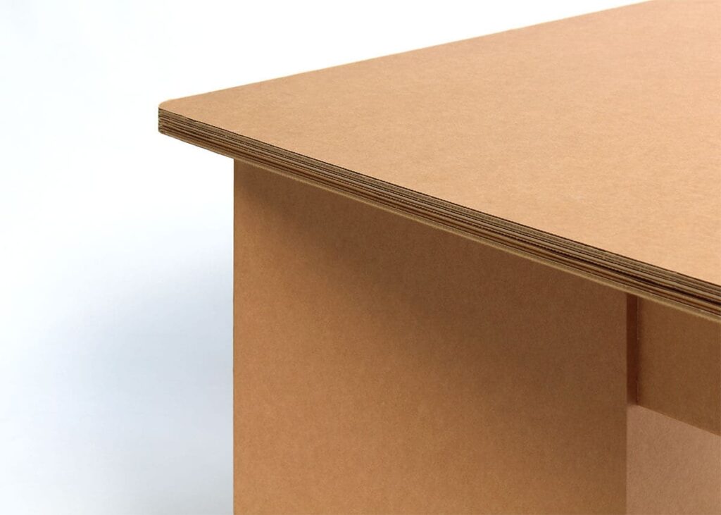 Table de réunion en carton écologique pour réunions d'entreprise ou pauses collaboratives, conçue pour accueillir 6 à 8 personnes avec plateau solide et structure robuste en panneaux cartonnés, idéale pour les espaces professionnels et les salles de travail - Le Meuble en Carton une marque du groupe Natur Design