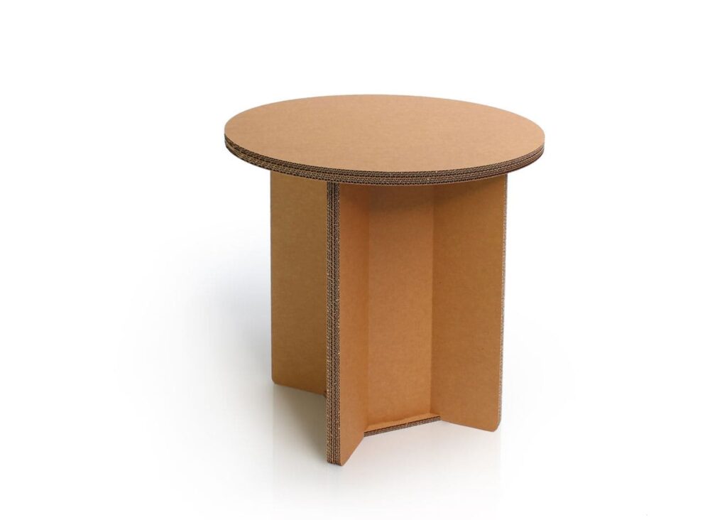 Table en carton modulable avec plateau rond décoré d'un motif texturé, idéale pour les espaces professionnels comme les bureaux, salles de pause ou événements scéniques. Conçue pour un aménagement durable et écologique des entreprises et stands événementiels - Le Meuble en Carton une marque du groupe Natur Design