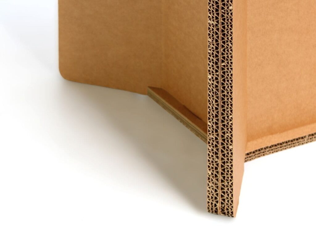 Structure de table en carton massif pour aménagement d'entreprises et espaces de pause, avec structure renforcée en carton ondulé visible sur les côtés, idéale pour stands événementiels et scénographie professionnelle - Le Meuble en Carton une marque du groupe Natur Design