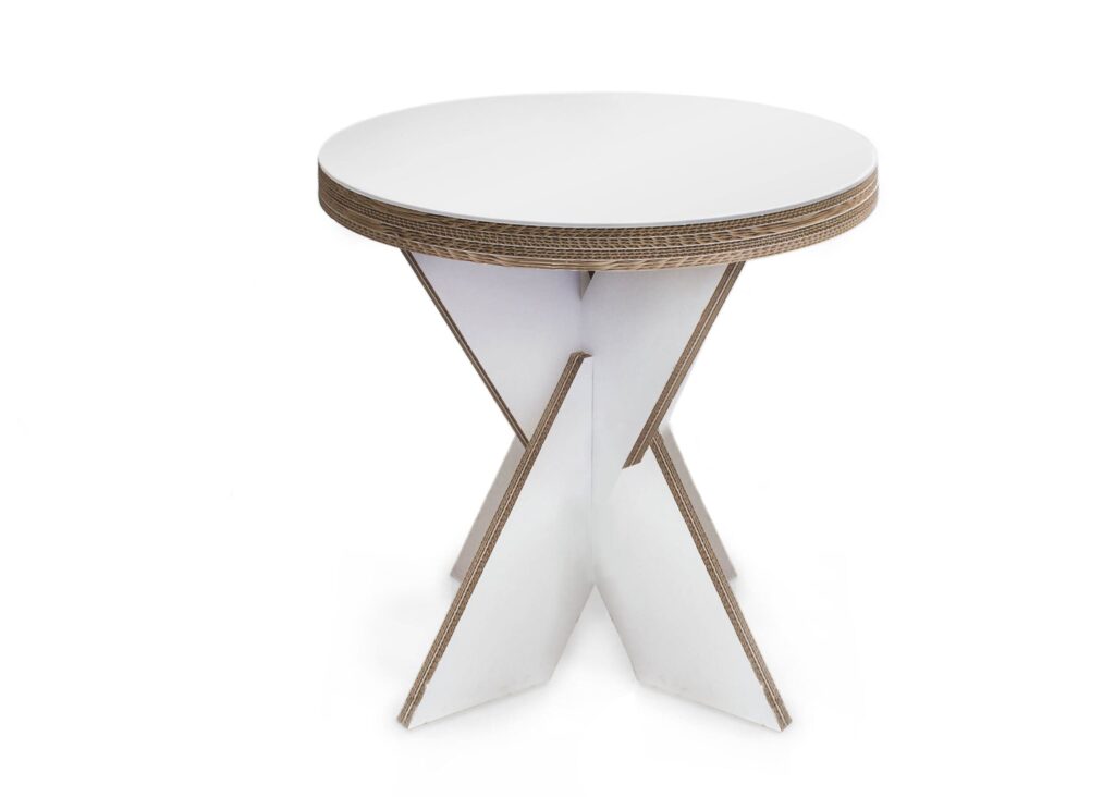 Table ronde en carton recyclé avec plateau texturé et pieds en structure cartonnée, idéale pour l’aménagement des espaces professionnels ou les salles de pause dans les entreprises - Le Meuble en Carton une marque du groupe Natur Design