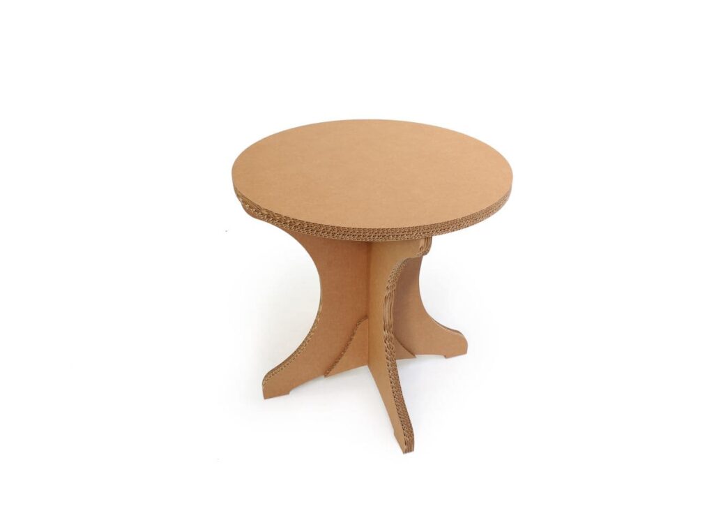 Guéridon en carton écologique à structure triangulaire pour espaces professionnels et événements, plateau rond supportant des accessoires ou objets décoratifs dans les salles de pause, stands événementiels ou aménagements d'entreprise - Le Meuble en Carton une marque du groupe Natur Design
