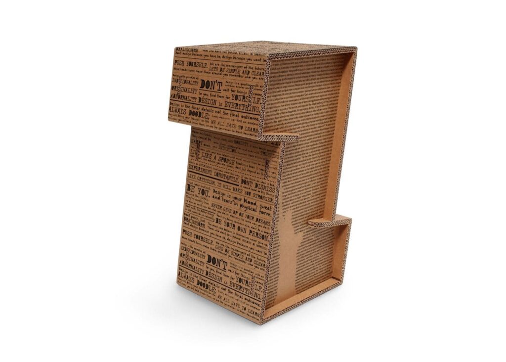 Tabouret design en carton recyclé pour stands événementiels et espaces scénographiques avec impression personnalisée de texte inspirant sur les panneaux, idéal pour décoration éphémère et ambiance professionnelle durable - Le Meuble en Carton une marque du groupe Natur Design