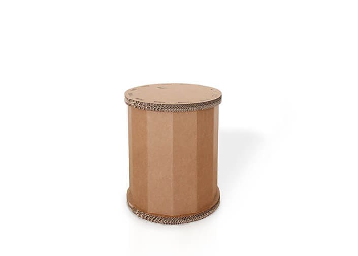 Tabouret en carton écologique pour aménagement d'entreprises et salles de pause, idéal aussi pour les événements professionnels et stands scénographiques. Structure solide en panneaux cartonnés avec pieds stabilisateurs métalliques, design épuré et fonctionnel pour un usage professionnel durable - Le Meuble en Carton une marque du groupe Natur Design