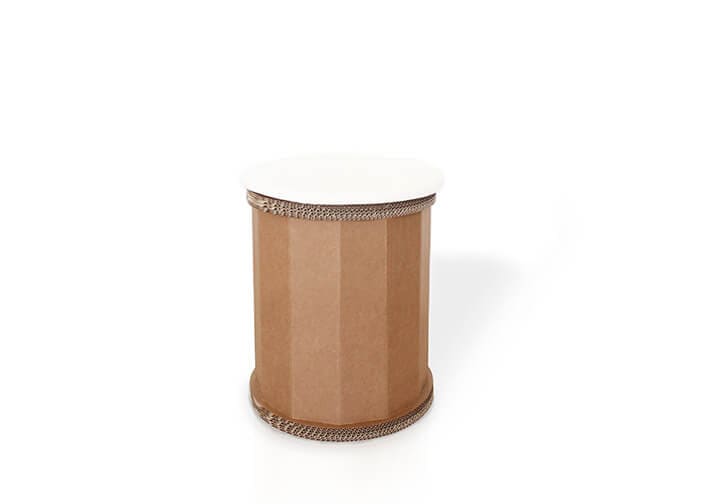 Tabouret en carton robuste à structure cylindrique, idéal pour l’aménagement d’entreprises et salles de pause, ou utilisé en scénographie événementielle et sur stands professionnels en carton - Le Meuble en Carton une marque du groupe Natur Design