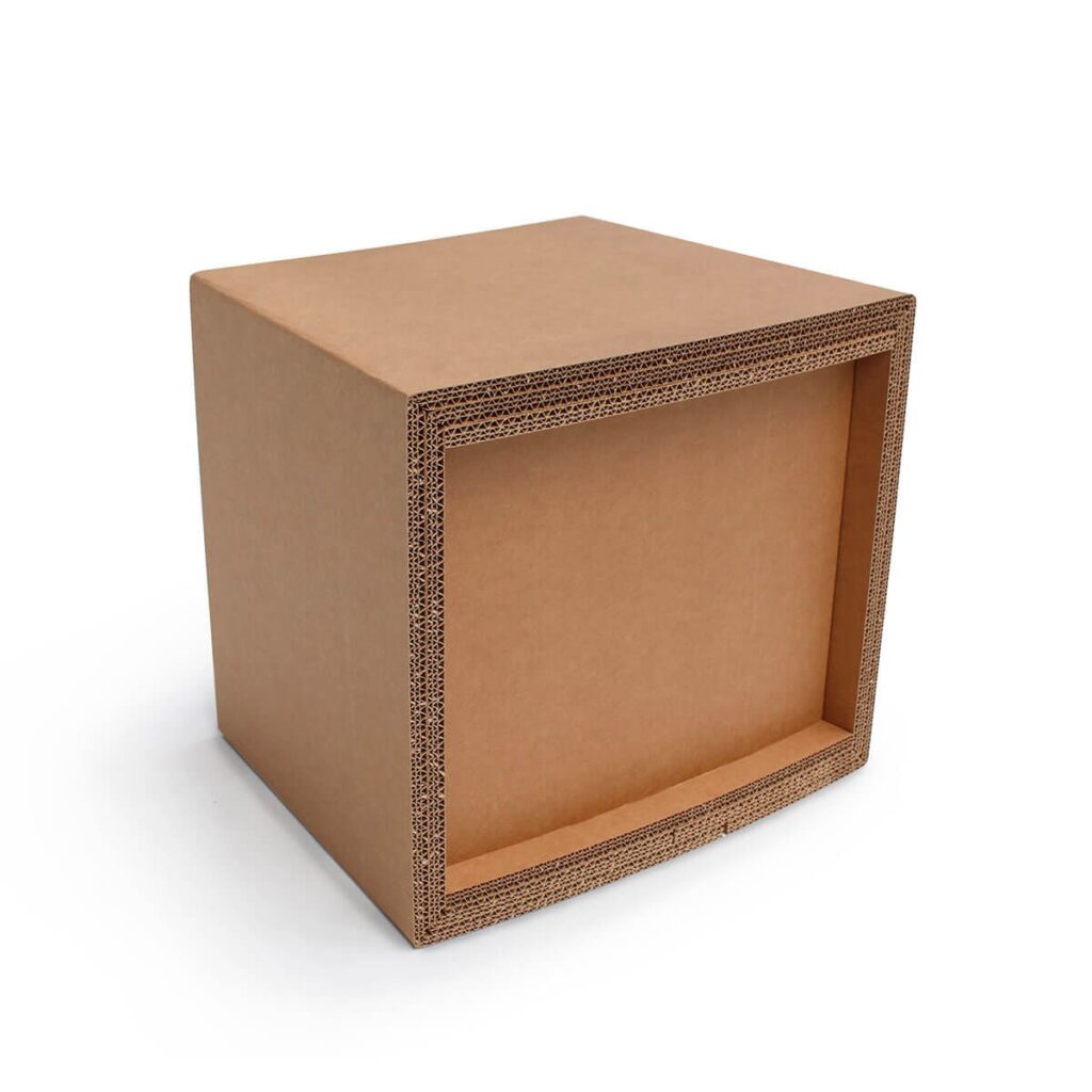 Tabouret en carton écologique pour espaces professionnels et événements, idéal pour les bureaux, salles de pause ou stands événementiels. Structure solide en panneaux cartonnés avec assise plate intégrée, conçue pour une utilisation durable dans l’aménagement d’espaces modulables - Le Meuble en Carton une marque du groupe Natur Design