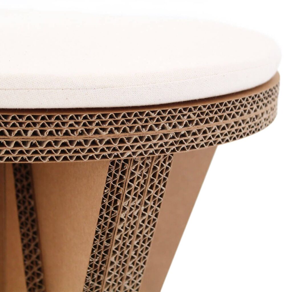 Détail d'un tabouret en carton écologique pour stands événementiels ou espaces professionnels, avec structure renforcée en lamelles cartonnées et assise textile, idéale pour l'aménagement des entreprises, open spaces ou salles de pause - Le Meuble en Carton une marque du groupe Natur Design