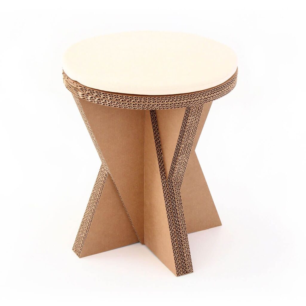 Tabouret design en carton recyclé avec siège rond et structure géométrique à base large, idéal pour les espaces professionnels comme les bureaux, salles de pause ou stands événementiels en scénographie - Le Meuble en Carton une marque du groupe Natur Design