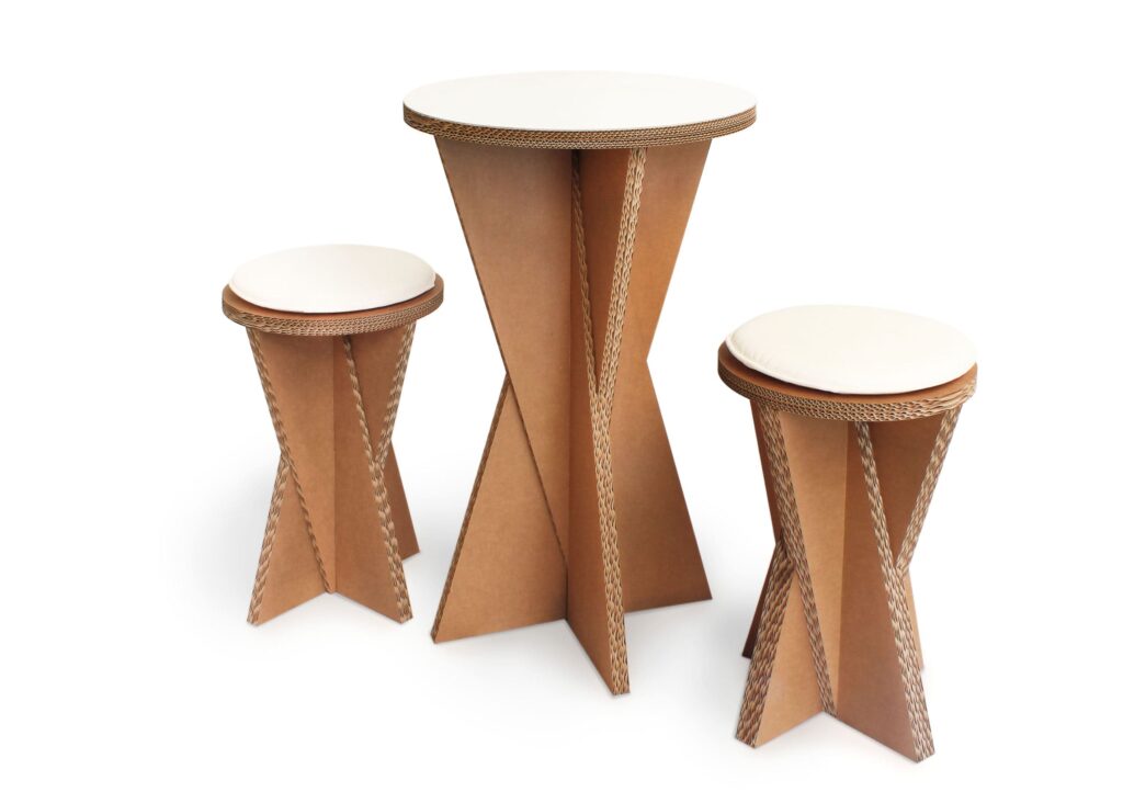 Tabourets modulaires en carton recyclé pour espaces professionnels et événements, idéaux pour les bureaux, salles de pause ou stands événementiels. Design épuré avec structure géométrique et plateau rond en papier kraft, parfait pour une décoration durable et écologique - Le Meuble en Carton une marque du groupe Natur Design