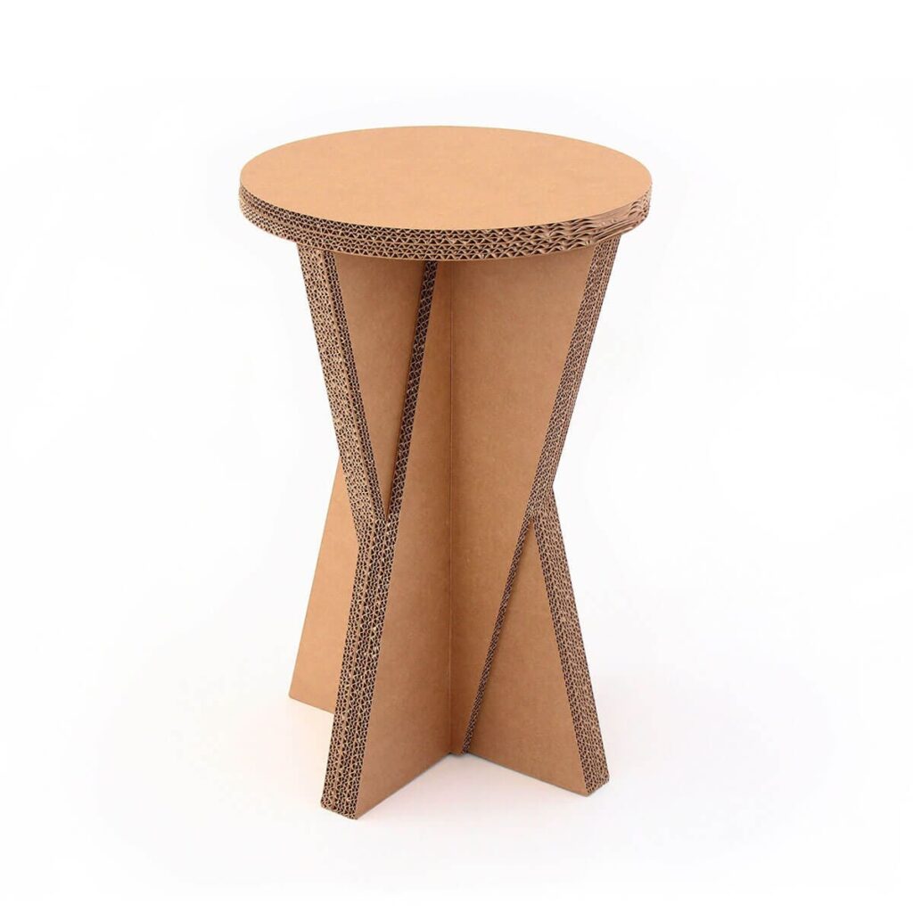 Tabouret design en carton recyclé avec plateau rond décoré à motifs géométriques, idéal pour l’aménagement d’entreprises et salles de pause, ou les stands événementiels en scénographie professionnelle - Le Meuble en Carton une marque du groupe Natur Design